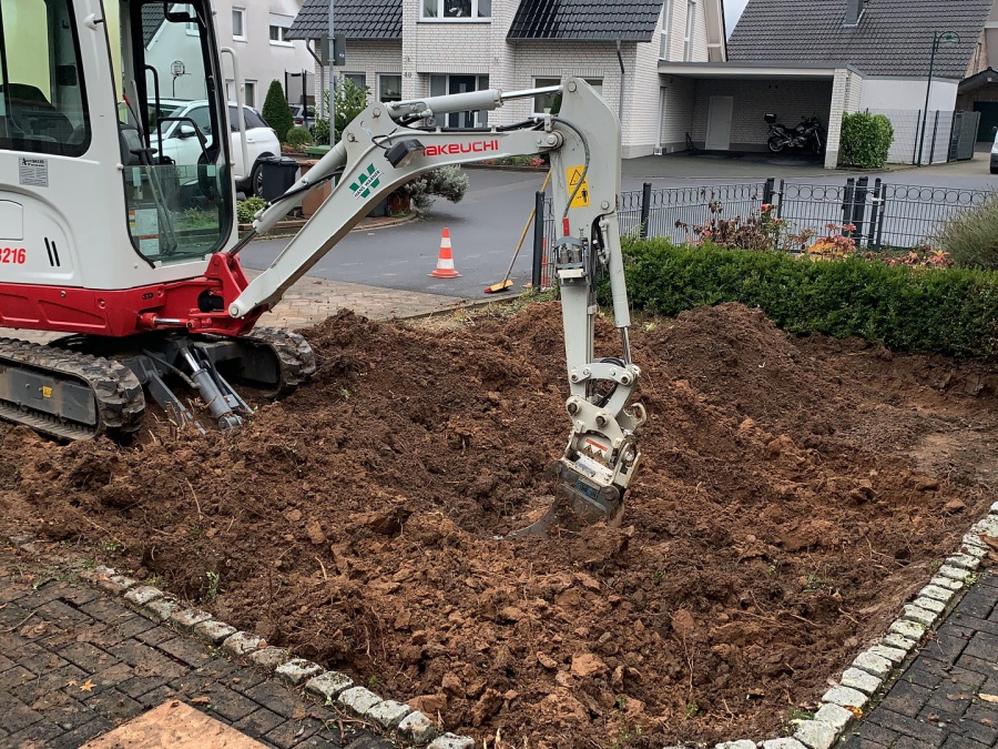 Mini-Bagger im Einsatz vor Wohnanlage in Niederkassel