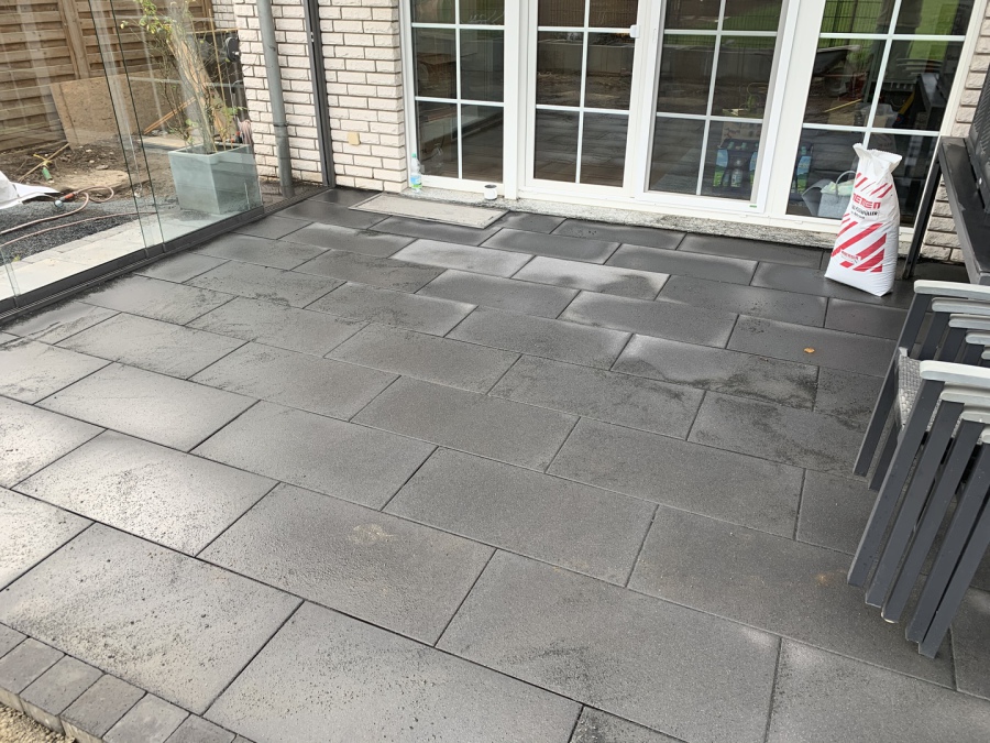 Terrasse aus großformatigen Betonplatten