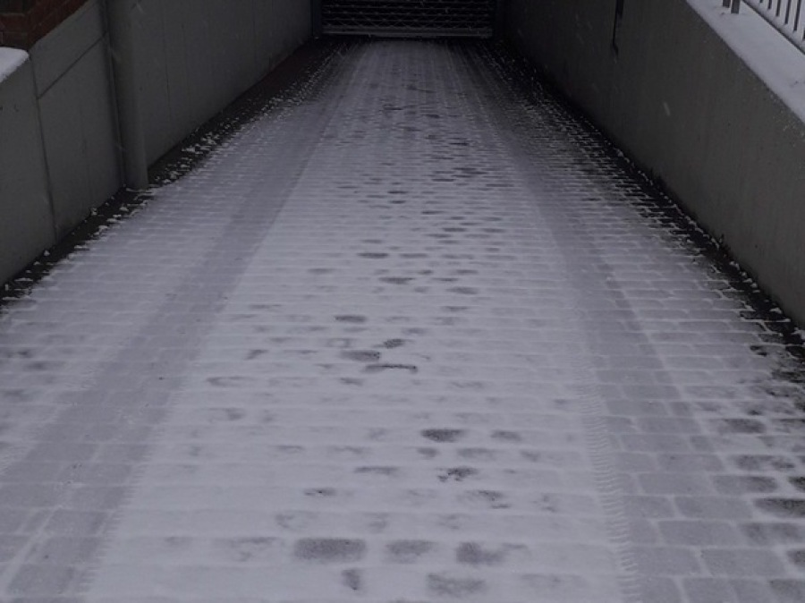 Geräumte Auffahrt im Schnee